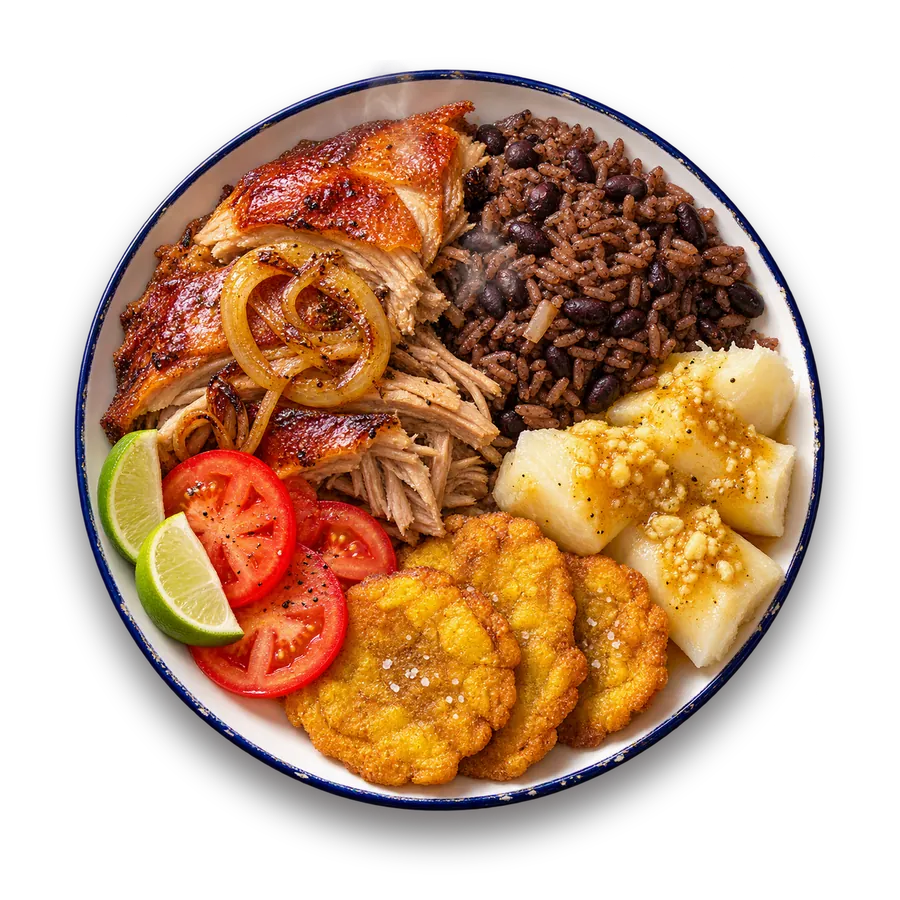 Assiette cubaine : lechón rôti, congrí, yuca au mojo, tostones dorés, tomates et citron vert